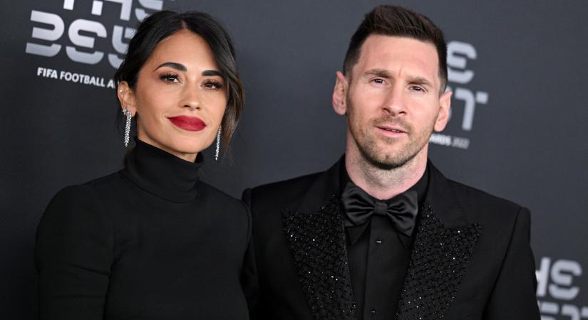 Ezt a fürdőruhát mintha Messi feleségére öntötték volna, valósággal tündököl benne