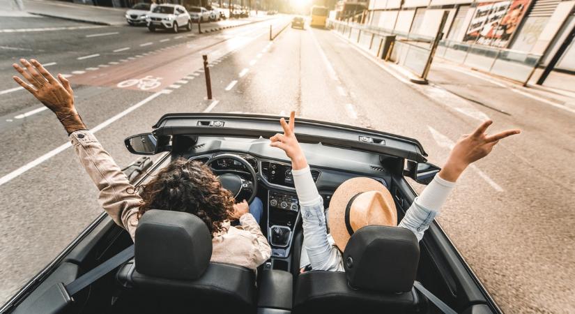 Meglepő győztes a kabriók között: egy 29 éves luxusautó lett a magyarok kedvence