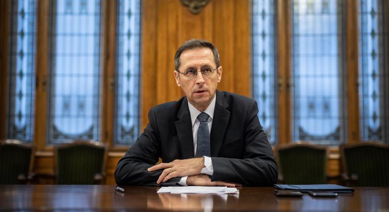 Varga Mihály előtt most egyetlen kérdés maradt, és ez Magyar Péter első évére is hatással lesz