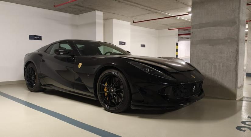 Rejtélyes fekete Ferrari állt a korrupciós botrányban érintett Hungast-tulajdonos cég parkolóhelyén