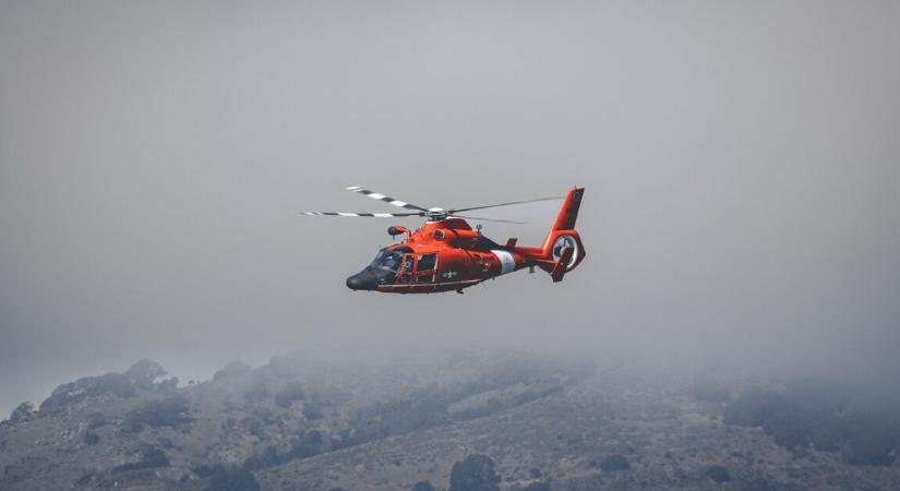 Súlyos légi-baleset történt – lezuhant az amerikai partőrség helikoptere Alaszkában