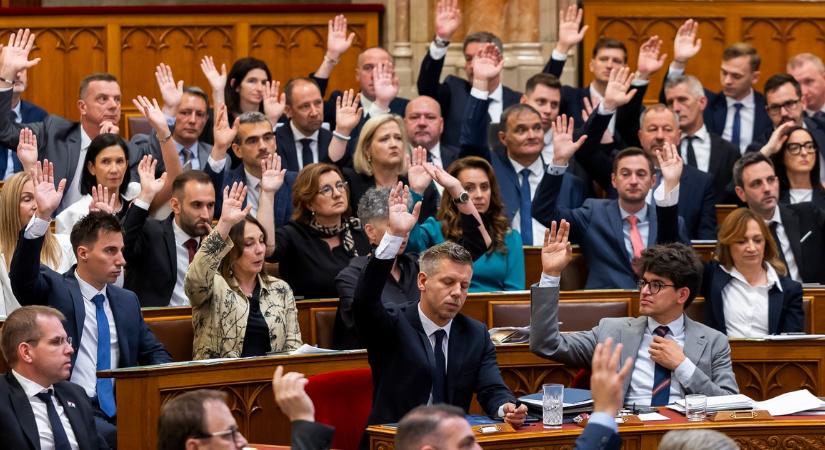 Mozgalmas nap: A védett üzemanyagárak eltörléséről és a közmédia átalakításáról is dönthet kedden a Parlament