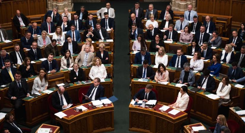 Védett üzemanyagár, uniós pénzek, médiatörvény – ezekről dönt a parlament kedden