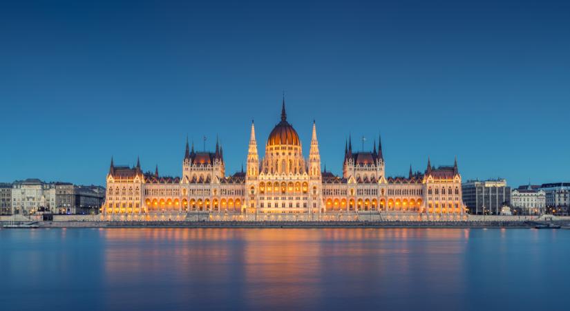 Ma dönt a parlament a védett üzemanyagárak kivezetéséről, futószalagon jönnek a fontos határozatok