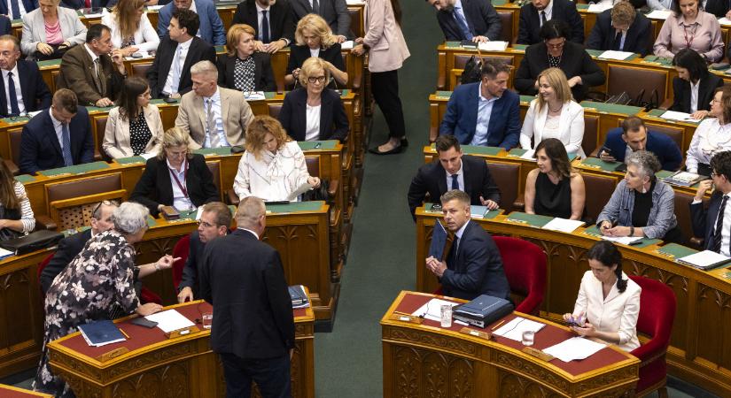 Ma is pörög a parlament