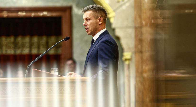 Váratlan mondat a parlamentben: Magyar Péter nyilvánosan megvédte Gulyás Gergelyt