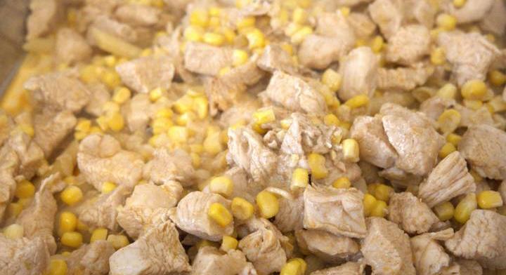 Gyors kukoricás csirkemell jó fokhagymásan: egyszerű, szerethető recept