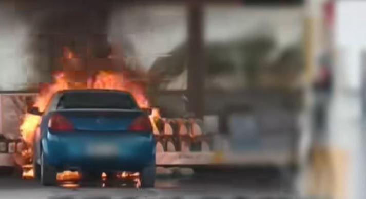 Füstölő autóval hajtott be a benzinkútra az M0-son, egy pillanat múlva már lángolt a kocsi – videó