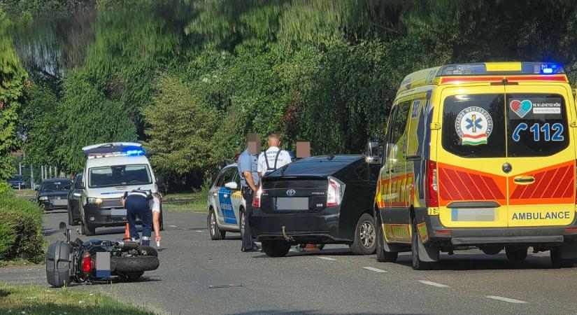 Súlyos motoros baleset Nyíregyházán: métereket csúszott az aszfalton a sofőr a Váci Mihály úton