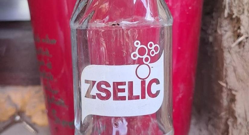 Titokzatos üveg bukkant fel egy somogyi udvarban, a gyűjtők azonnal lecsaptak rá