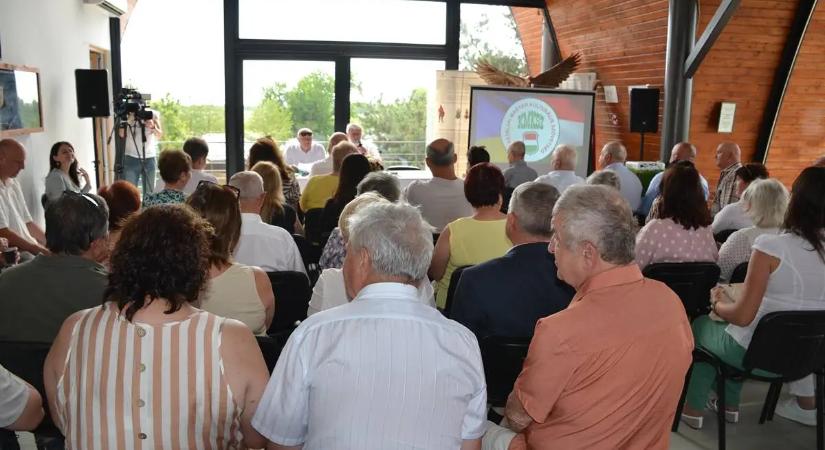 Tiszacsomán ülésezett a KMKSZ választmánya - Folytatódó háború, anyaországi belpolitikai változások, kulturális programok…