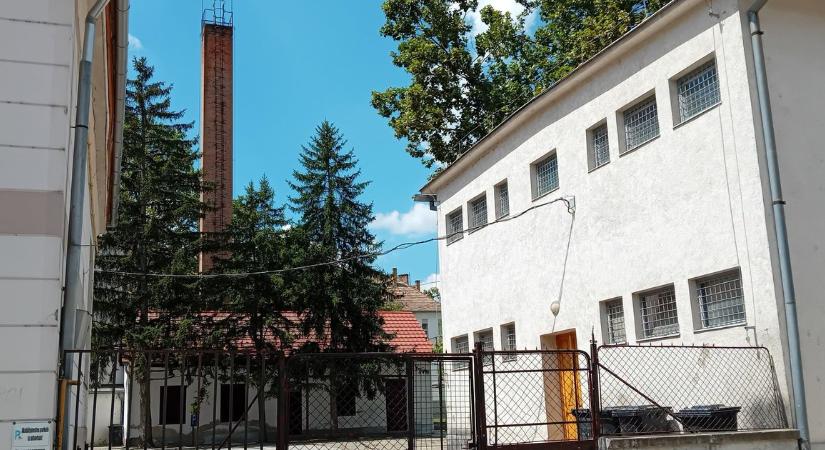 Le akart ugrani egy fiatal a hőgyészi iskola régi kéményéről, ő mentette meg