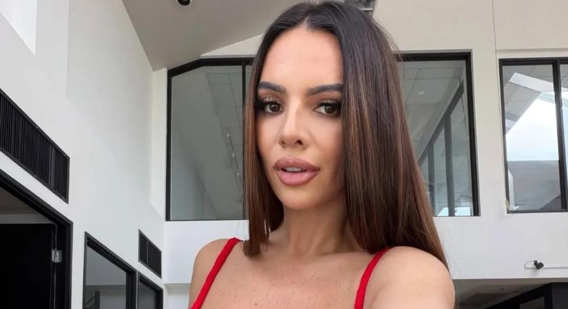 Merész villantással sokkolt az olasz pornósztár a foci-vb-n – videó