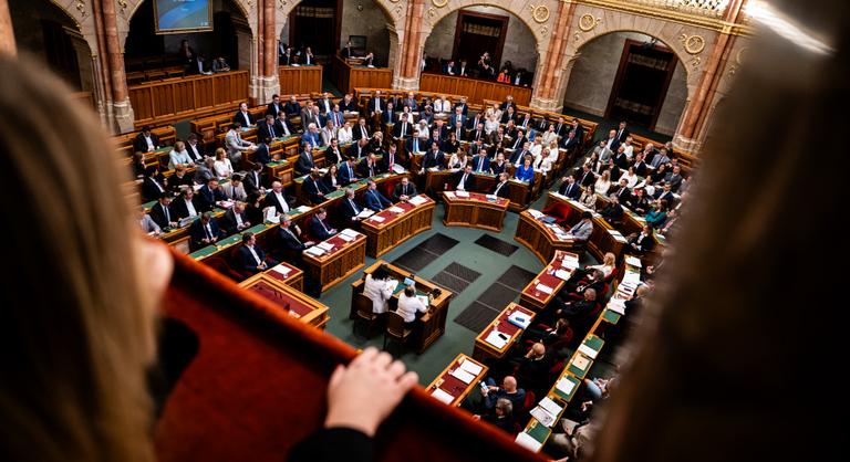 A Tisza több javaslatát is megszavazhatják, kezdődik a parlament ülése - Az Országgyűlés ülése