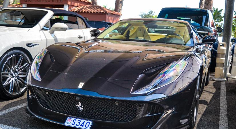Egy 140 milliós Ferrari állt a Hungast-tulajdonos cég parkolóhelyén