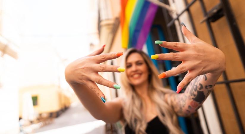 10 egyedi szivárványos köröm ötlet a Pride hónapra