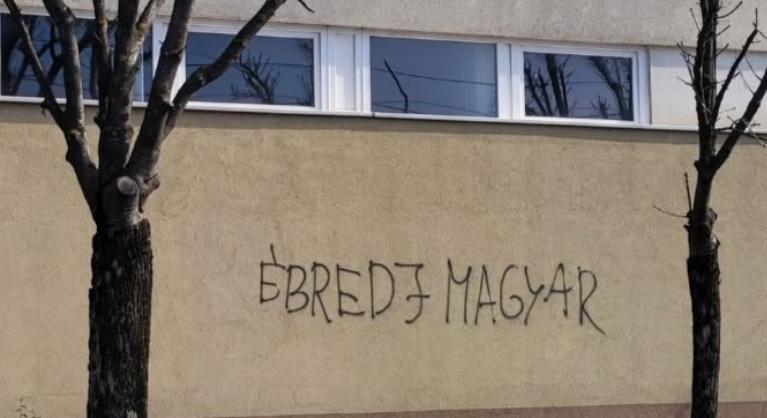 Egy helyi kezdeményezés után eltűnt a nyilas felirat Ercsiben
