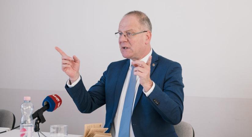 A fideszes sajtóra kér pénzt a „nemzeti tőkésektől” Navracsics Tibor és Ferencz Orsolya