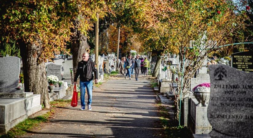 Fényes nappal fosztják ki a temetőket Újszilváson – a polgármester szerint megvan a megoldás!