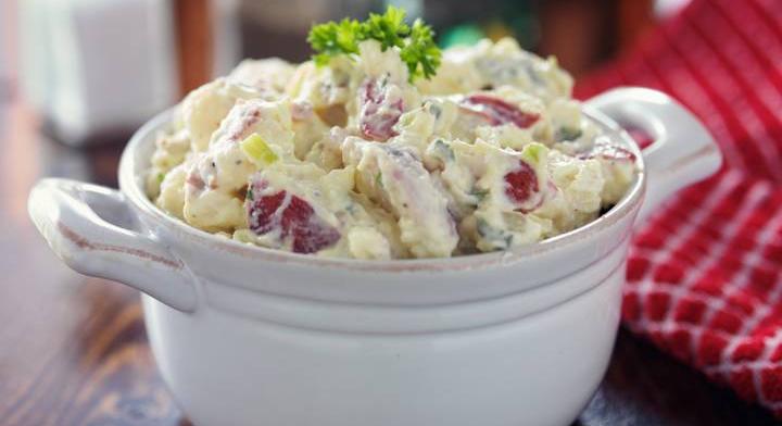 Mediterrán krumplisaláta fetával: isteni köret grillezéshez