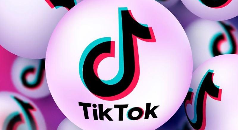 A TikTok már a boltokat is megtölti: milliárdokkal pörgeti a vásárlásokat a közösségi média