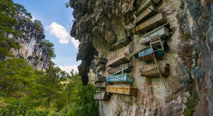 A legbizarrabb temetkezési rituálé: Ezért akasztják a sziklafalakra a koporsókat Sagada lakói