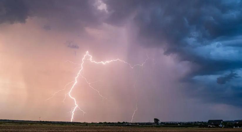 Viharkárok mellett baleset is történt, vegetációs tüzekhez is vonultak a tűzoltók hétfőn