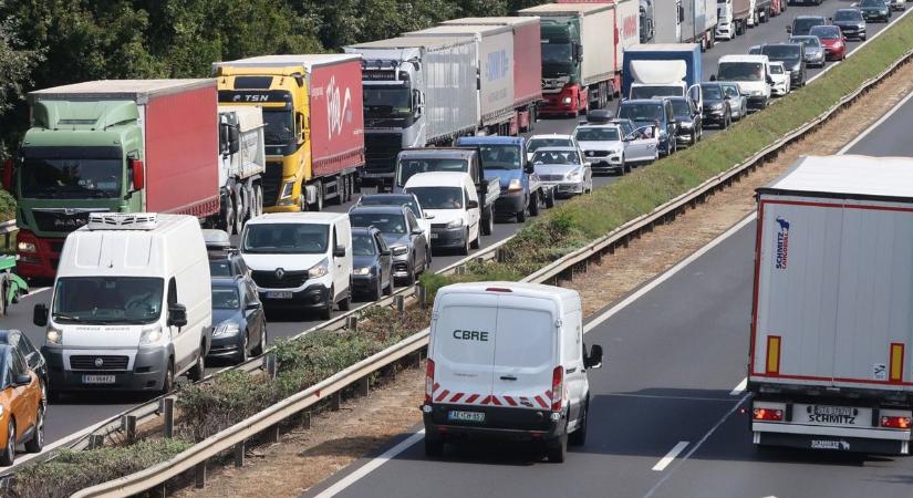 Tömegkarambol és táblának csapódás az M1-esen, már kilométeres a torlódás