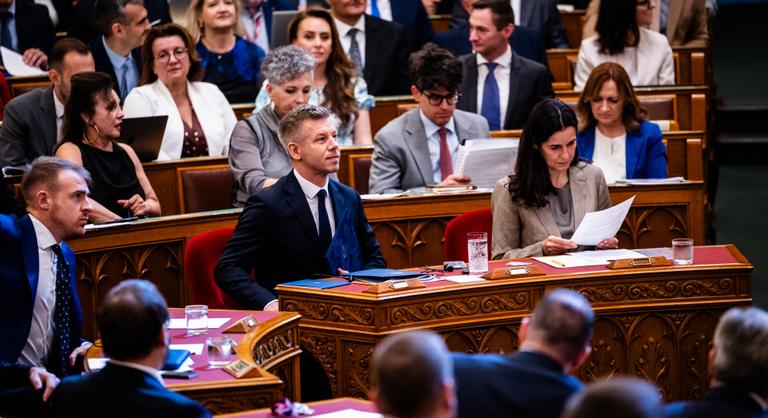 „Türtőztesse magát, nem egy kocsmában van” – kezdenek elszabadulni az indulatok a parlamentben - Az Országgyűlés ülése