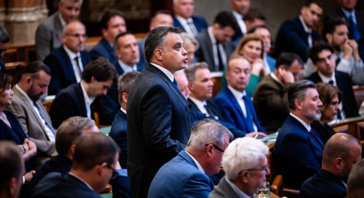 Magyar Péter a Pride-ról: Nem leszek ott, de ha annyira kíváncsi, menjenek ki, akár Toroczkai Lászlóval kéz a kézben