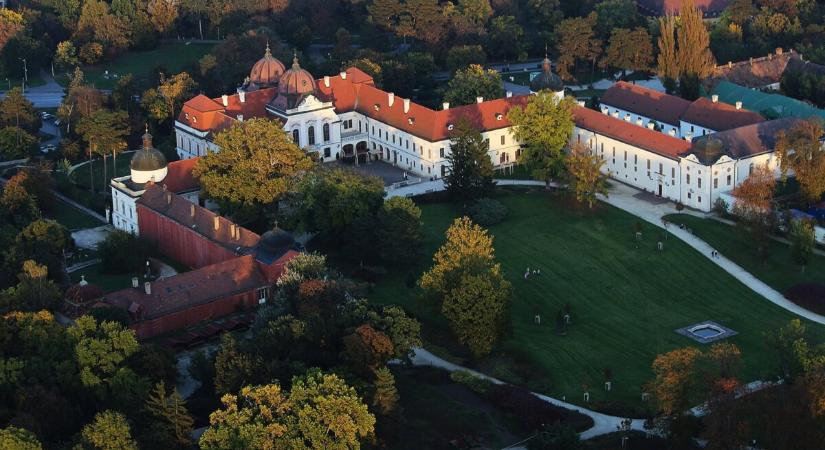 Politikai nagyüzem Gödöllőn: a Visegrádi Négyek csúcstalálkozója miatt forgalmi változások és parkolási tilalom lépett érvénybe