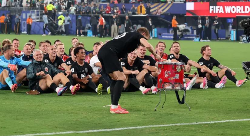 Haalandék a közönséggel együtt viking evezéssel ünnepelték a továbbjutást