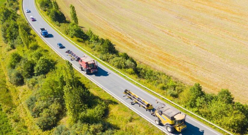 Több mezőgazdasági gép az utakon: a biztonságos előzésre figyelmeztet a kamara