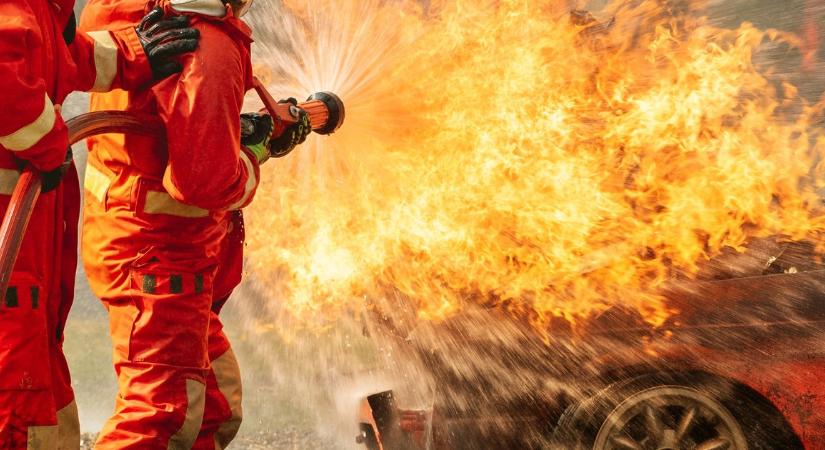Most érkezett: hatalmas lánggal ég egy furgon az Astoriánál - videó