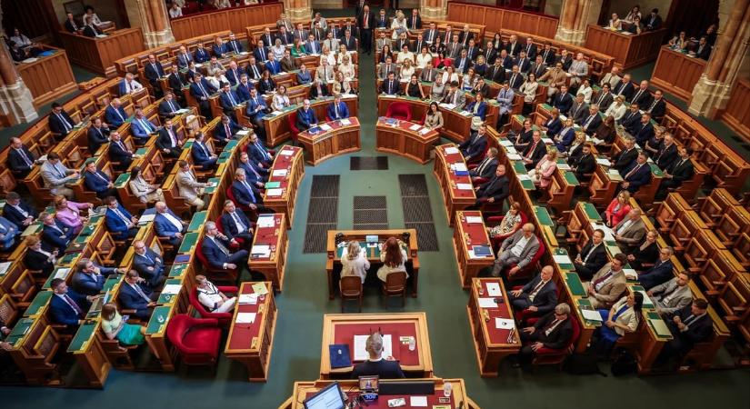 Parlament: kötelező lesz megjelenni a vizsgálóbizottságok előtt, átalakították a közmédiát, vége a gyűlöletkeltő plakátoknak