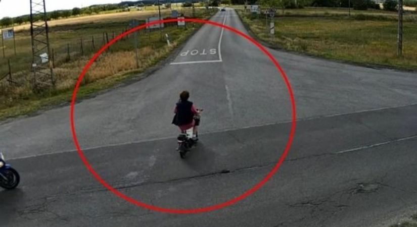 Baleset lett az elsőbbségadás elmulasztásából: a rendőrség keresi az elektromos biciklist  videó