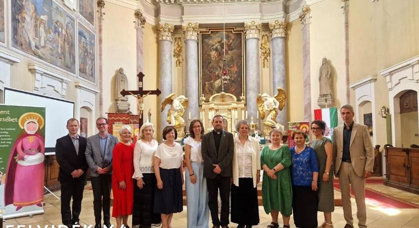 Szent Iván-éji zarándoklattal és gyertyafényes szentségimádással zárult a szőgyéni templomünnep