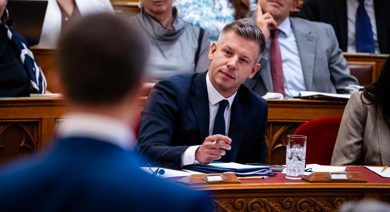 Magyar Péter Szijjártó Péteren gúnyolódott, sokan felnevettek a parlamentben