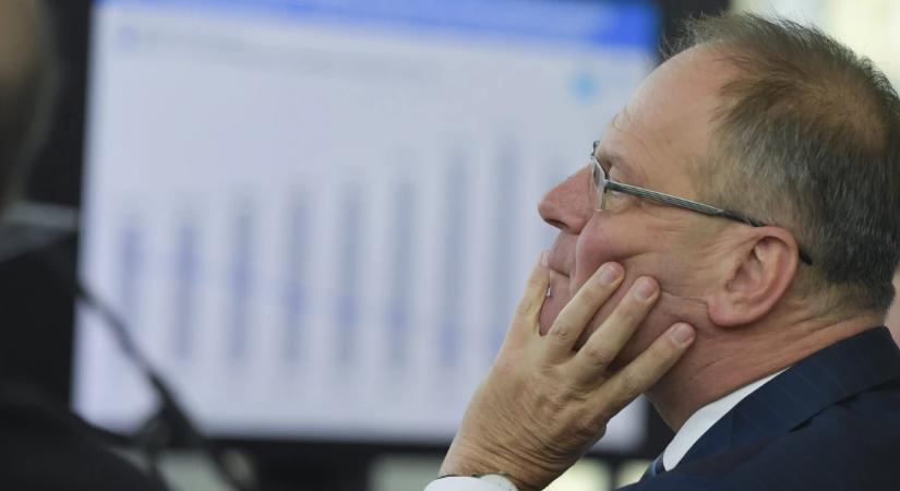 „Most kötelező segíteniük” – NER-milliárdosokkal mentenék a Fidesz sajtóját Navracsicsék