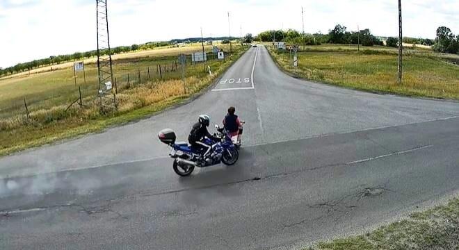 Videó alapján keresi a rendőrség az e-robogós nőt, aki miatt nagyot esetett egy motoros
