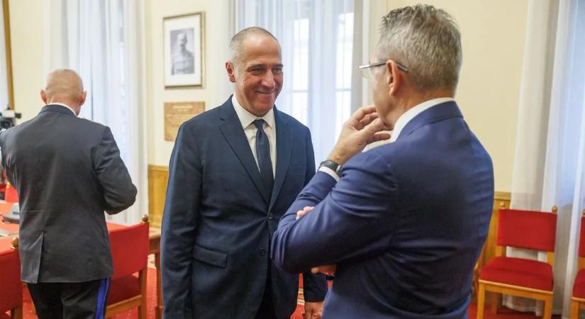 Csúnyán beégett a kamerák előtt a tiszás képviselő – videó
