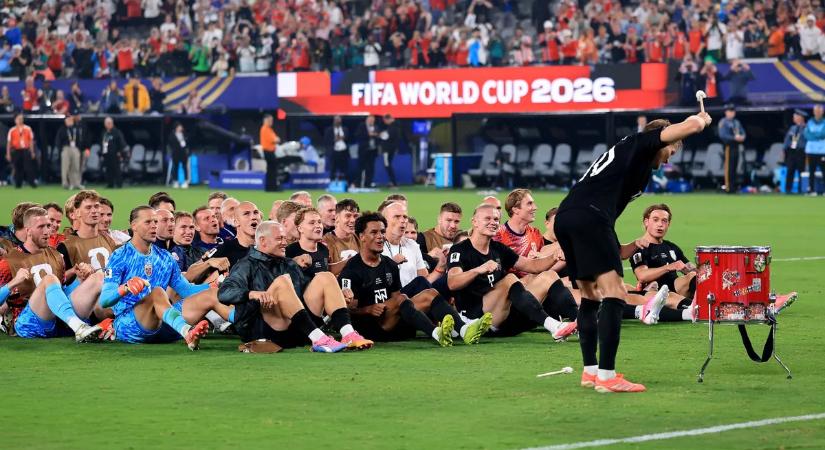 Norvég viking evezés a foci-vb-n: Ödegaard vezette a látványos örömünnepet – videó