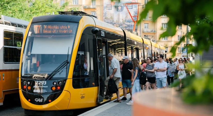 Jó hír a budapestieknek: újabb modern villamosok álltak forgalomba