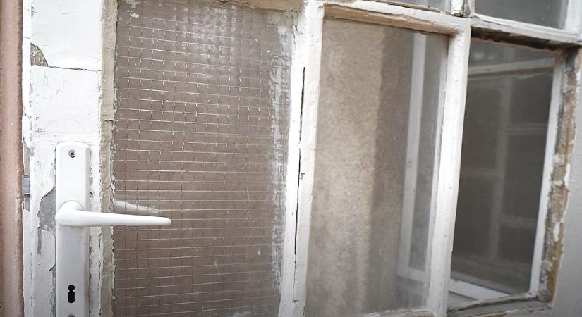 Tócsákban álló szennyvíz, penészes plafon a fürdőben, kiszuperált bútorok a János kórház pszichiátriáján – az intézményt évekig Takács Péter vezette