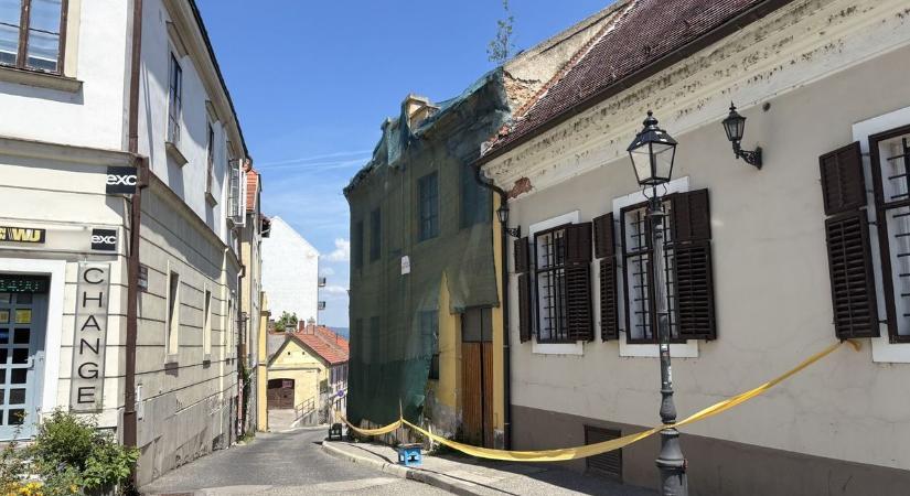 Lebontják a kályhásházat Veszprémben, teljes útlezárás jön a Buhim utcában ( fotók)
