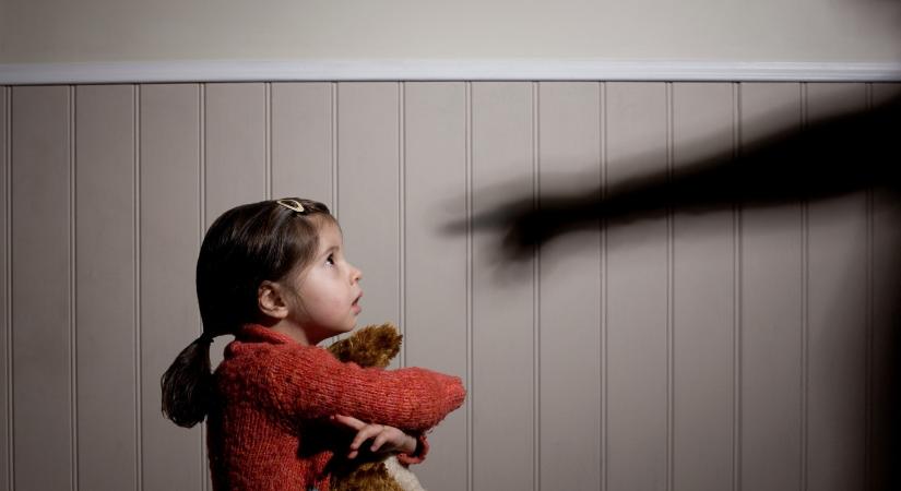 Vádat emeltek egy Pest megyei óvónő ellen, aki leragasztotta egy síró, kiabáló gyerek száját
