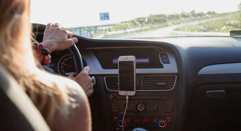 Autósok, figyelem! 50 ezres bírság jár ezért a rossz szokásért az utakon