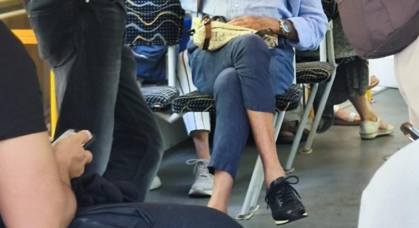 A 61-es villamoson kapták lencsevégre a legelegánsabb magyar színészt - mit keresett ott?