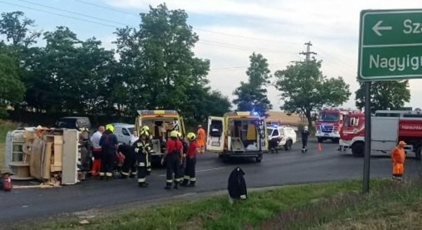 Helyszíni fotókon a 13-as úti frontális baleset, mentőhelikoptert is leszállt