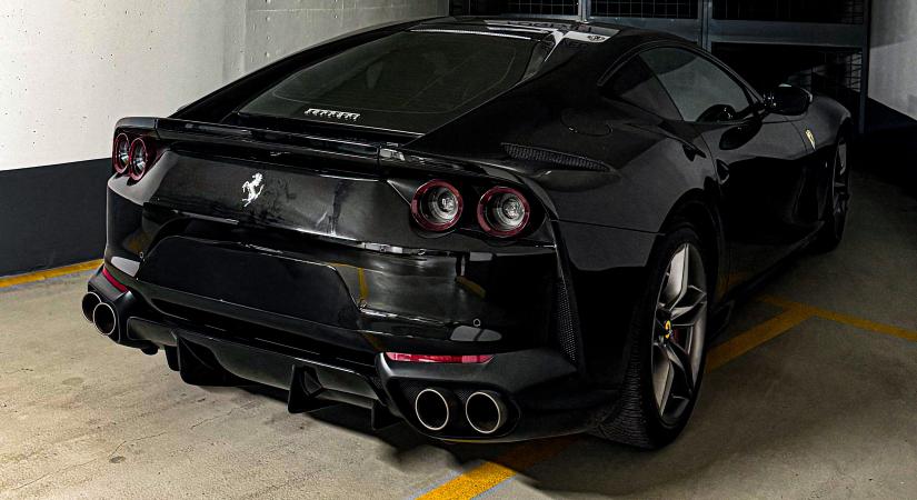 Rejtélyes fekete Ferrari parkolt a korrupciós ügyben érintett Hungast-tulajdonos cégének helyén
